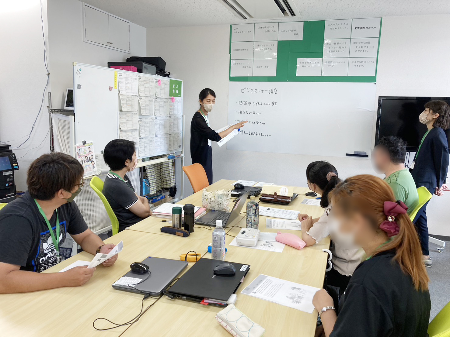来客中の上司に急ぎの電話がかかってきたとき、どのように報告するか!?【大阪府の就労移行支援事業所 ソース堺東・三国ヶ丘】